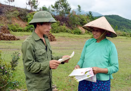 Bà Lạc Thị Sằn, cộng tác viên dân số thôn Nà Mo, xã Vô Ngại lên tận nương rẫy để tuyên truyền vận động người dân thực hiện tốt chính sách DS-KHHGĐ.