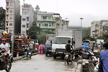 Các phương tiện vận tải lộn xộn ra vào cầu cảng Cái Rồng.
