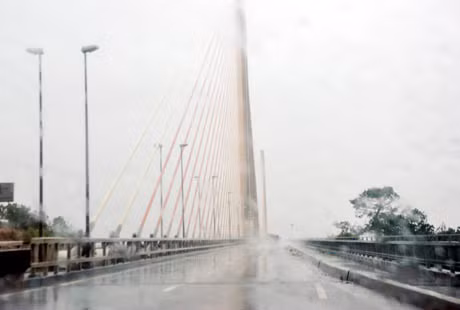 9 giờ, Sở Giao thông Vận tải đã bắt đầu thực hiện việc cấm người đi bộ, phương tiện thô sơ và xe mô tô qua cầu Bãi Cháy.