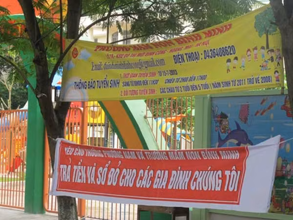Băng rôn, khẩu hiệu của chủ nợ treo ở cổng Trường THPT Dân lập Phương Nam. Ảnh: Petrotimes