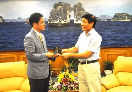 Ông Vũ Ngọc Giao, Trưởng ban Tuyên giáo Tỉnh ủy Quảng Ninh tặng quà lưu niệm cho ông Park Chong Ryul, Chủ tịch Hội Nhà báo Hàn Quốc