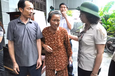 Đồng chí Vũ Thị thu Thủy thăm hỏi động viên gia đÌnh ông Bùi Bá Thành