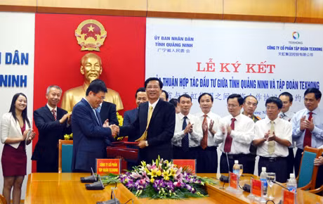 Đồng chí Nguyễn Văn Đọc, Chủ tịch UBND tỉnh và ông Hồng Thiên Chúc, Chủ tịch Tập đoàn Texhong trao đổi biên bản hợp tác.