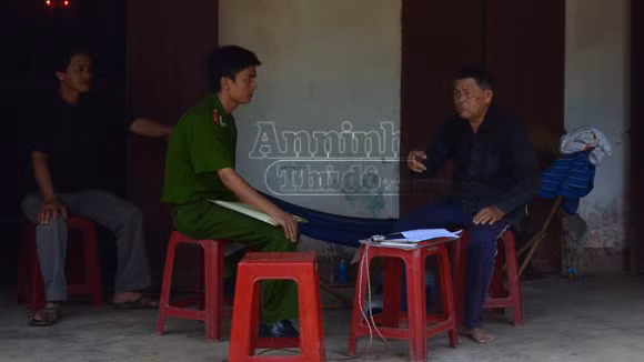 Ông Nhì bức xúc trình bày vụ việc với Công an huyện Sơn Tịnh
