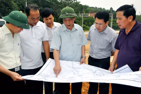 Đồng chí Đỗ Thông kiểm tra phương án GPMB đoạn đầu tuyến chuẩn bị cho khởi công dự án đường nối TP Hạ Long với cầu Bạch Đằng.