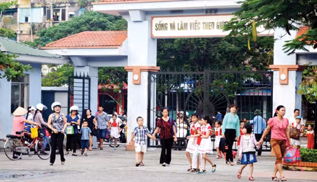 Để giảm bớt áp lực quá tải, Trường Tiểu học Trần Hưng Đạo (TP Hạ Long) kiên quyết không nhận học sinh trái tuyến. Trong ảnh: Các bé đến trường nhận lớp.