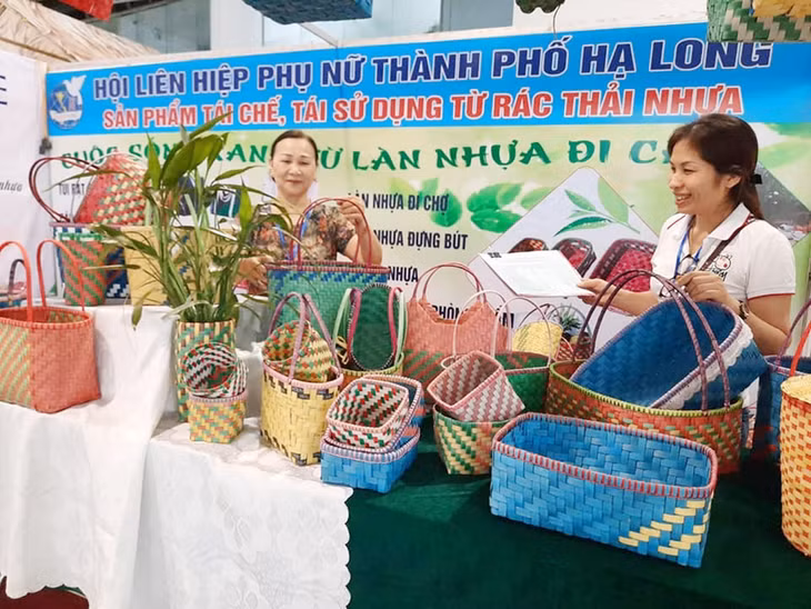 Hội LHPN TP Hạ Long tham gia hội chợ OCOP hè 2020 với sản phẩm túi, làn được tái chế từ rác thải nhựa 