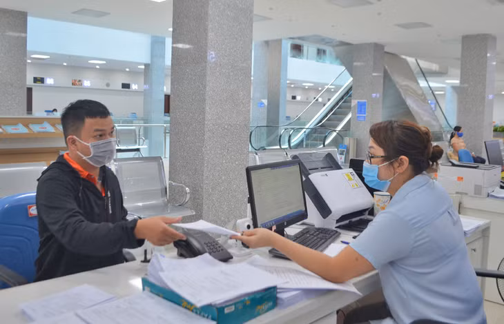 cán bộ Sở Tư pháp giải quyết thủ tục hành chính cho người dân tại Trung tâm Phục vụ hành chính công tỉnh.