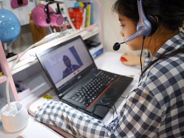 Nhà trường linh hoạt thời gian, phương thức dạy học để tạo điều kiện cho học sinh. (Ảnh: TTXVN)