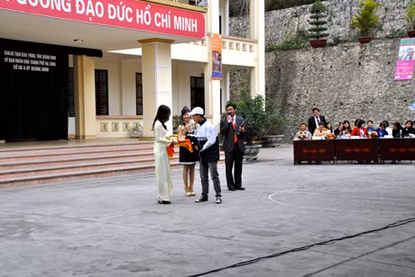 Phần giao lưu “khán giả” tại lễ phát động hưởng ứng “Tuần ATGT”.