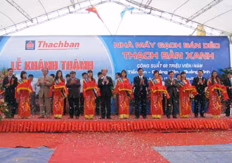 Các đại biểu cắt băng khánh thành nhà máy.