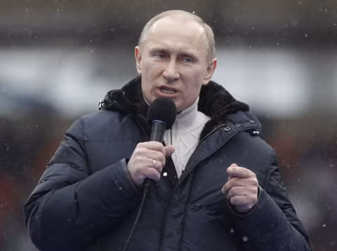 Thủ tướng Nga Vladimir Putin phát biểu trước một trăm nghìn người ủng hộ trong cuộc mít tinh tại sân vận động Luzhniki hôm 23/2. Ảnh: AP