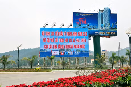 Đường Hoàng Quốc Việt, phường Hùng Thắng dẫn vào khu di lịch Bãi Cháy được lắp đặt pa nô lớn chào
