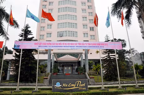 Trước cửa khách sạn.