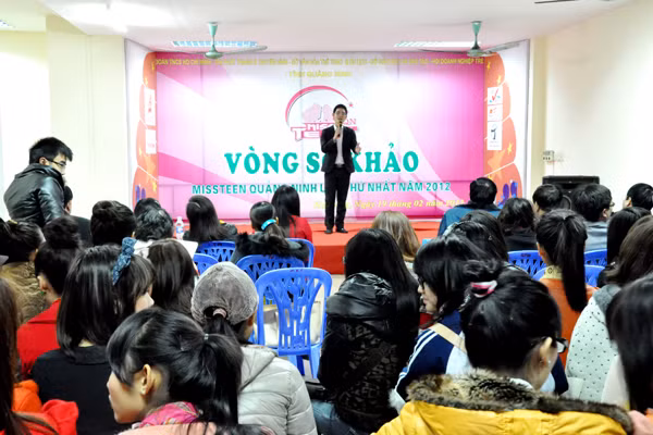 Ngay từ sớm các bạn thí sinh dụ thi Miss teen Hạ Long đã có mặt đông du dự lễ khai mạc