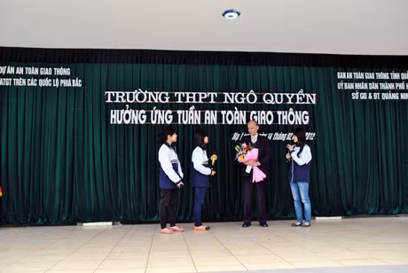Học sinh Trường THPT Ngô Quyền giao lưu cùng ông Takao Inami, Giám đốc Dự án Tăng cường ATGT trên các quốc lộ phía bắc Việt Nam (Jica - Nhật Bản).