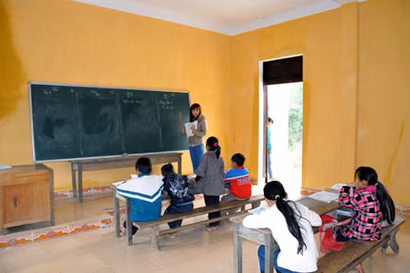 Cô giáo Bàn Thị Nhung và bảy học sinh ở bốn khối lớp.