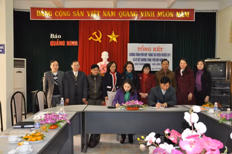 Lãnh đạo Báo Quảng Ninh và Hội LHPN tỉnh ký kết chương trình phối hợp thông tin, tuyên truyền năm 2012.