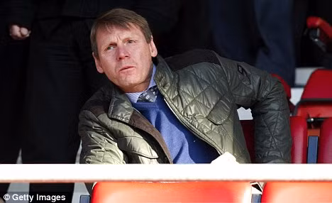 Ngay khi lên nắm quyền, HLV Stuart Pearce đã tiến hành những thay đổi ở Tam sư