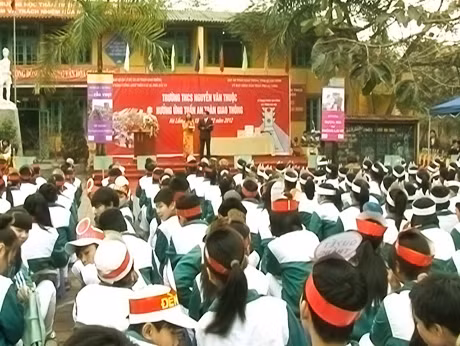 Thầy, trò Trường THCS Nguyễn Văn Thuộc (TP Hạ Long) hưởng ứng Tuần ATGT.