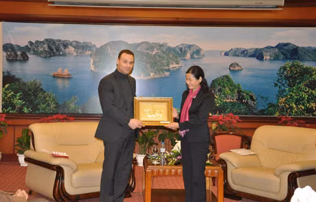 Đồng chí Đỗ Thị Hoàng, Phó Bí thư Thường trực Tỉnh uỷ tặng quà lưu niệm cho Ngài Jean Charles Luperto.