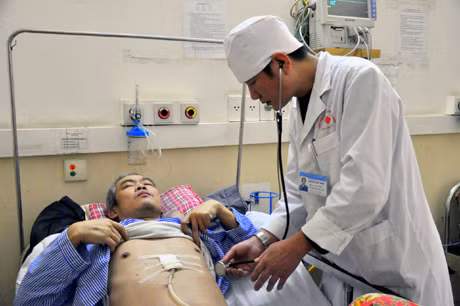 Bác sĩ Hùng đang khám cho bệnh nhân Khoa Ung - Bướu (Bệnh viện Đa khoa tỉnh).
