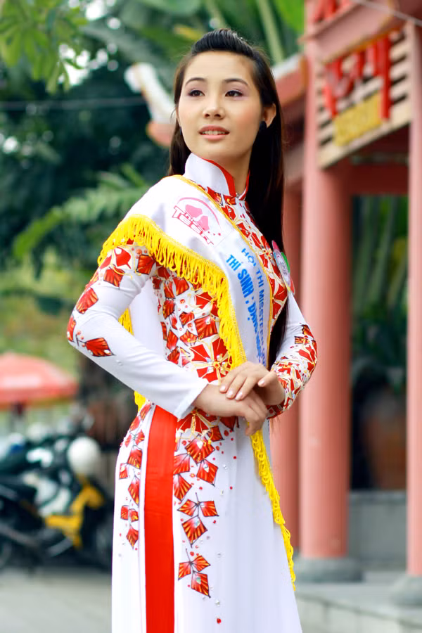Đặng Ngọc Trang (SBD: 103) SN 19-3-1995, Học sinh Trường THPT Quảng La, Huyện Hoành Bồ.