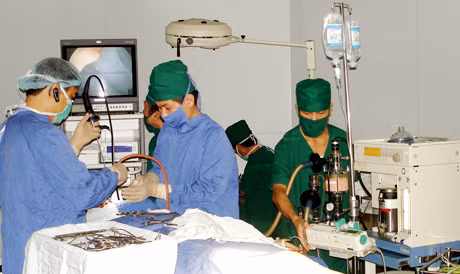 Một ca mổ nội soi tai, mũi, họng tại Bệnh viện DĐa khoa tỉnh.