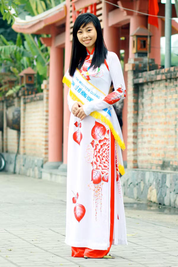 Lê Vũ Hồng Hạnh (SBD: 033) SN 15-12-1996, Học sinh Trường THPT Chuyên Hạ Long, TP Hạ Long.