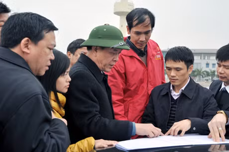 Chỉ đạo GPMB các dự án ngay tại hiện trường là một trong những việc mà lãnh đạo tỉnh dành nhiều thời gian. Ảnh: Thái Cảnh
