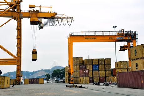 Bốc xếp hàng hóa tại cảng Cái Lân.