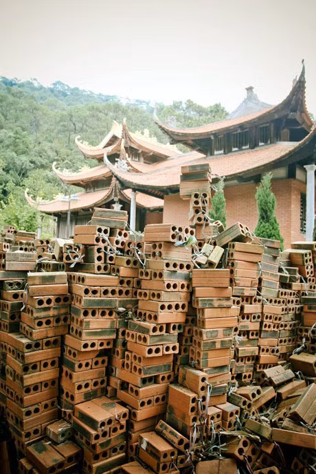 Gạch do phật tự, du khách mang lên chùa.