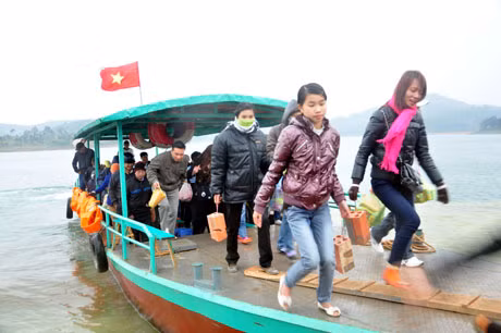 Khách xuống đò mang theo gạch tích phúc lên chùa