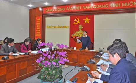 Đồng chí Phạm Minh Chính, Ủy viên T.Ư Đảng, Bí thư Tỉnh ủy phát biểu tại buổi làm việc.