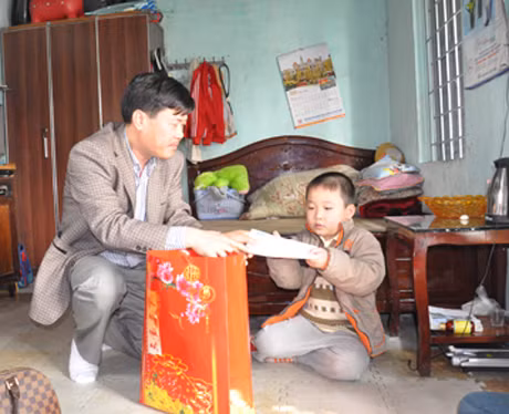 Đại diện Công ty Cổ phần Cung ứng tàu biển trao quà cho em Trần Ngọc Hài.