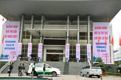 Trung tâm Tổ chức Hội nghị tỉnh, nơi diễn ra Hội nghị xúc tiến đầu tư Quảng Ninh năm 2012 được trang hoàng rực rỡ cờ, hoa.