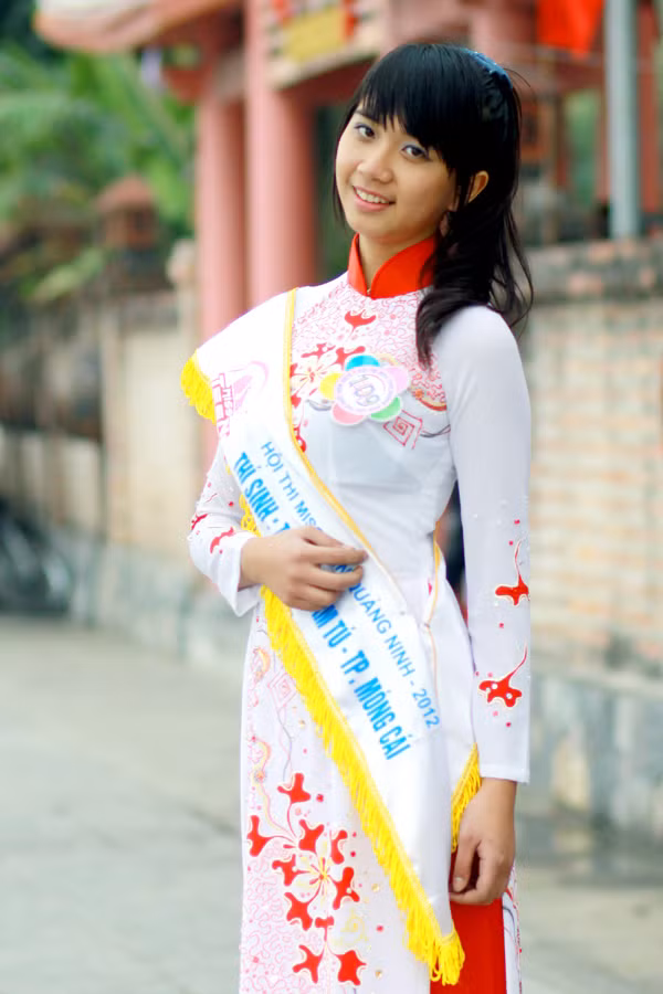 Trần Thị Cẩm Tú (SBD: 109) SN 4-11-1995, Học sinh Trường THPT Trần Phú, TP Móng Cái.