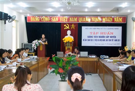 Các giảng viên nguồn cấp huyện dự tập huấn kiến thức nuôi dạy con tốt do Hội LHPN tỉnh tổ chức.