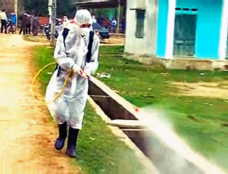 Cán bộ thú y phun tiêu trùng khử độc vùng dịch (TX Quảng Yên).