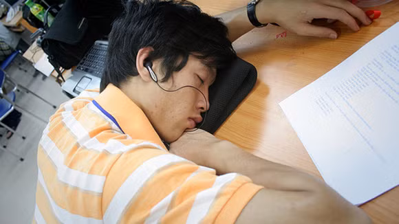 Ngủ vẫn đeo tai nghe là rất nguy hiểm