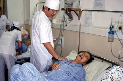 Bác sĩ Nguyễn Quốc Hùng, Phó Giám đốc, Trưởng khoa Ung bướu Bệnh viện Đa khoa tỉnh, là một trong nhiều thầy thuốc luôn nêu cao y đức.