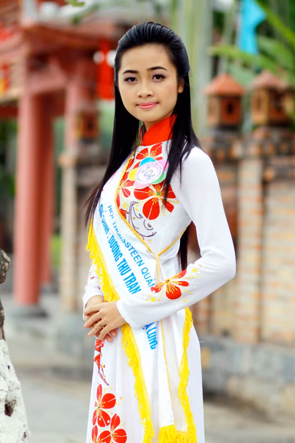 Dương Thu Trang (SBD: 104) SN 24-5-1994, Học sinh Trường THPT Hòn Gai, TP Hạ Long.