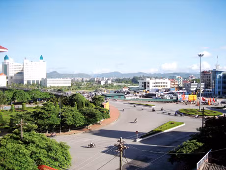 Các loại quy hoạch cho TP Móng Cái thường xuyên phải điều chỉnh vì tốc độ phát triển của thành phố rất nhanh. Trong ảnh: Trung tâm TP Móng Cái. Ảnh: NGỌC HÀ