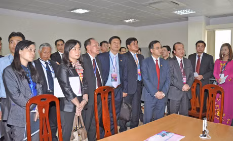 Các đại biểu thăm mô hình một cửa liên thông mới của tỉnh Quảng Ninh.