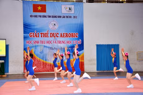 Màn biểu diễn nội dung bắt buộc của các em học sinh khối tiểu học.