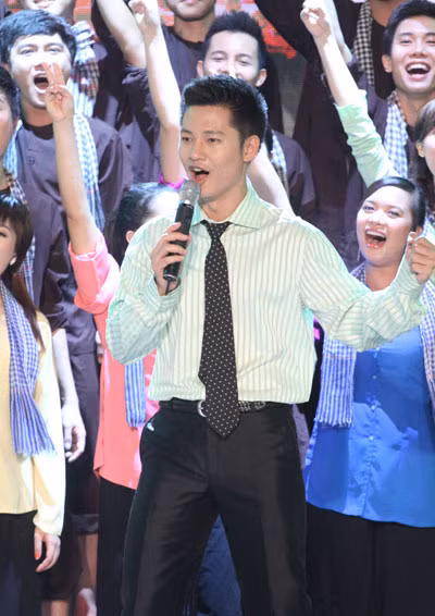 Ca sĩ Đức Tuấn cùng đội ca của anh.
