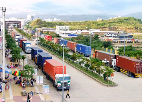 Xuất nhập khẩu hàng hoá qua cửa khẩu quốc tế Móng Cái.