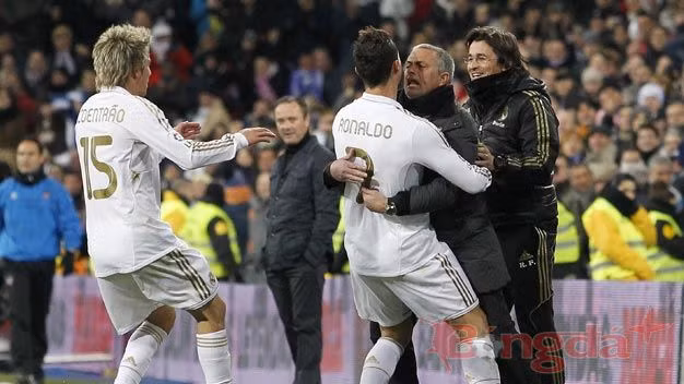 Niềm vui của thày trò Mourinho sau khi gia tăng khoảng cách với Barca lên 10 điểm