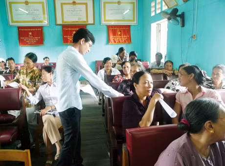 Một buổi trợ giúp pháp lý lưu động ở phường Phong Cốc (TX Quảng Yên).