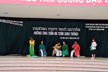 Tiểu phẩm hài “Thị Màu mua xe” do học sinh Trường THPT Ngô Quyền thể hiện.